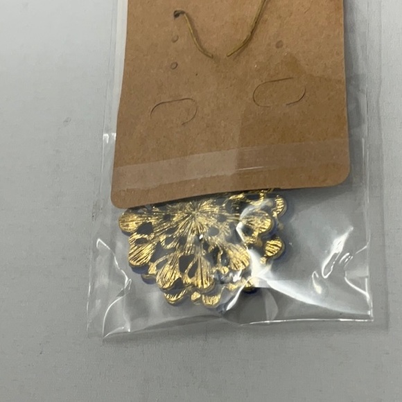 NWT women’s multicolored faceted rhinestone dangle earrings - Picture 3 of 3